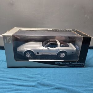 Welly 1982 Chevy Corvette Coupe  1:18 Scale Silver #12546W